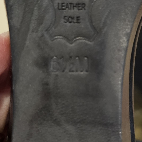 Tory Burch Elegant Black and Cream Heels - Picture 3 of 3